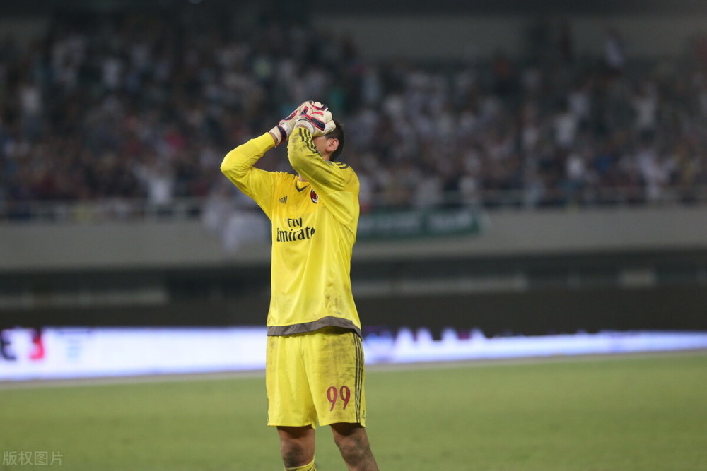 包含赛地聚焦——社区盾今晨热度飙升,AC米兰再遭质疑,球迷炸锅,赛季目标并未改变的词条-开云体育下载