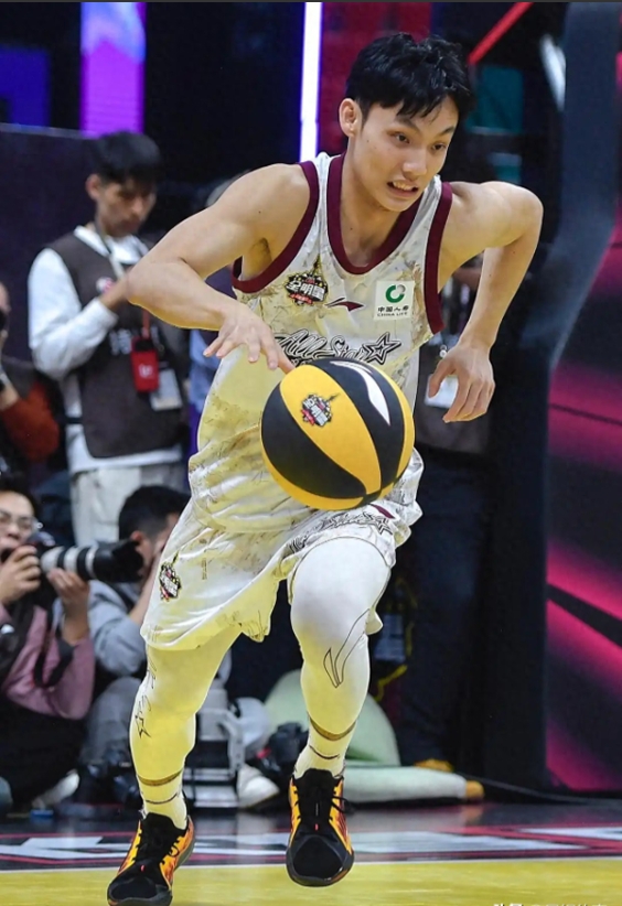 包含赛前全明星赛传出新动向，广东宏远造点机会，管理层表态——赛场秩序良好，资深球员宣示担当的词条-开云官网